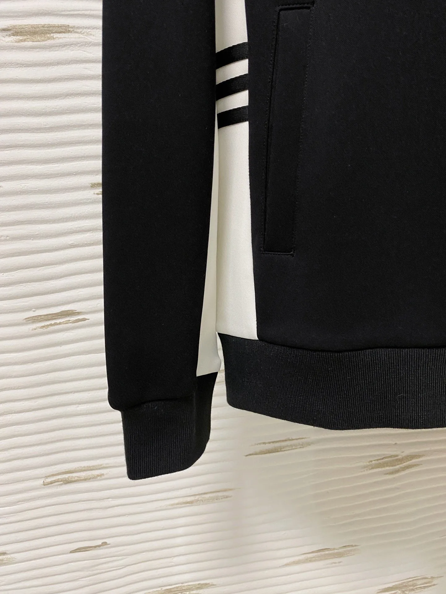 🅿️720 [LV Louis Vuitton] hot-selling suit is coming. Focus on the original version of the official website. 2025 new hot-selling cardigan and sweatshirt suit. The original order is the best. 🇭🇰The meticulous work of top designers. Just for a fitting and perfect upper body effect. All-natural high-quality Tencel Roman cotton 100%, close-fitting comfort, noble and elegant! Original hardware embodies elegance and nobility! Counter size: M-3XL (maximum wear up to 190 pounds)